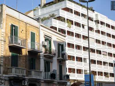 Su via Crispi invece si alternano altre marmerie, basse palazzine di inizio secolo dai colori sbiaditi...